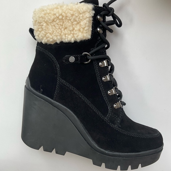 Guess Women’s Taanya Leather Wedge Booties Black Suede Size 8.5 - Picture 2 of 9